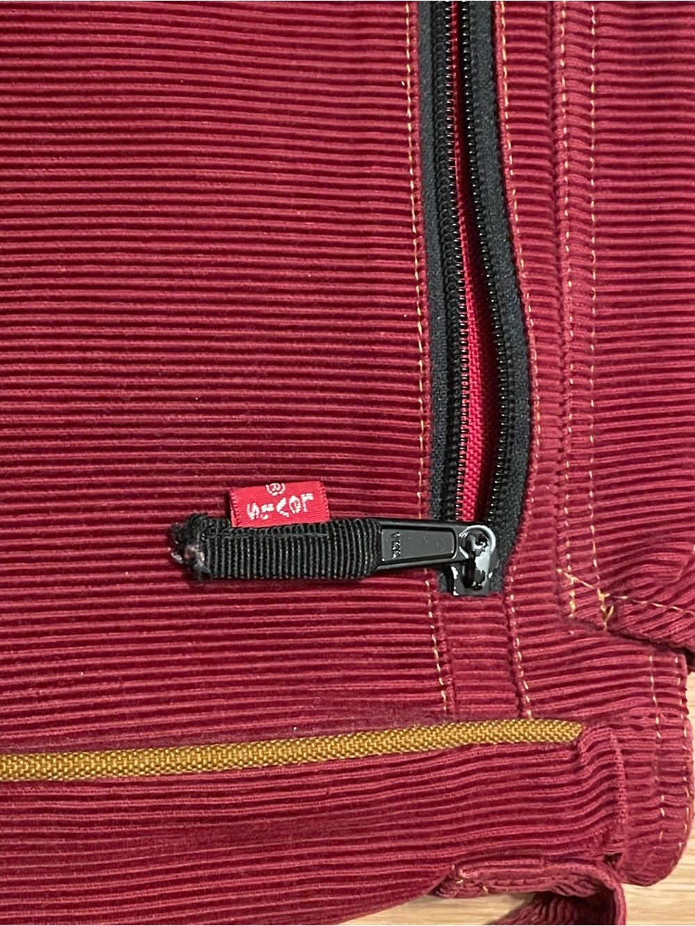 Vintage Levi's Burgundy Red Corduroy Messenger Bag with Adjustable Strap - Picture 9 of 9